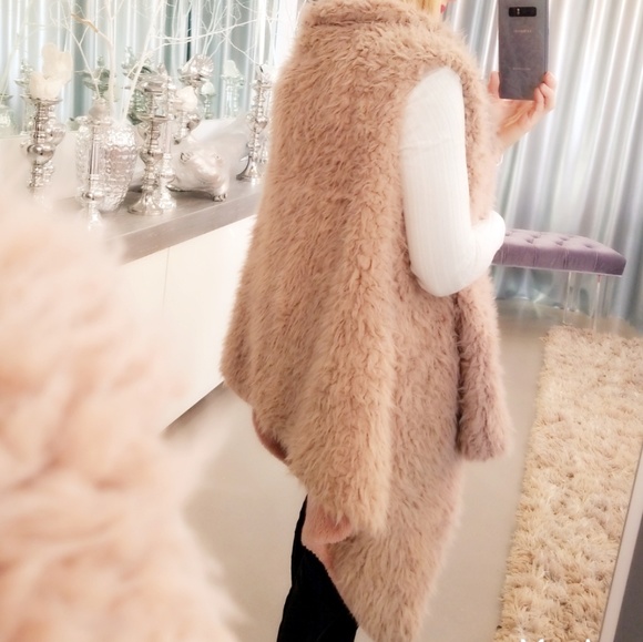 VEST Blush Faux Fur Vest - Picture 5 of 6